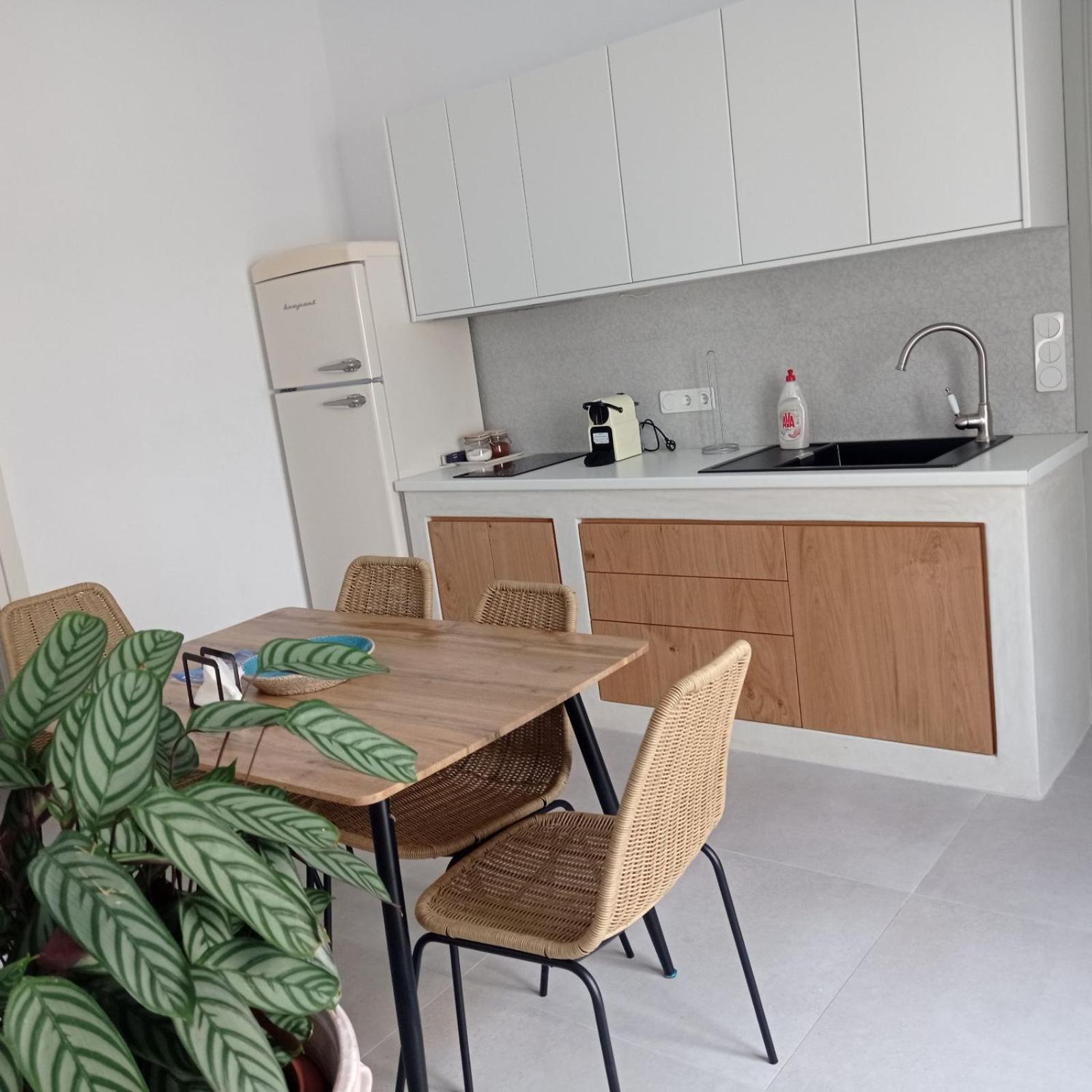 Апартаменты Θέαστρον - Theastron House With Great View In Chora Pera Gyalos Экстерьер фото