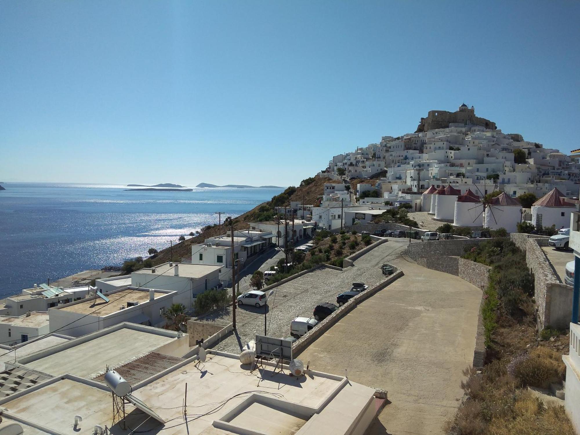 Апартаменты Θέαστρον - Theastron House With Great View In Chora Pera Gyalos Экстерьер фото